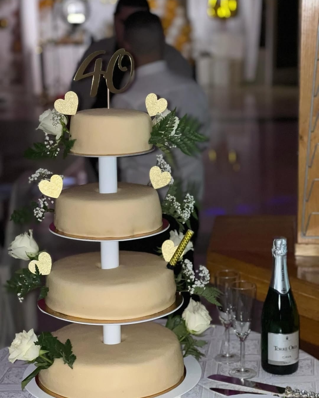 stilren och elegant dukning i vitt skapar en exklusiv känsla. De prydligt vikta servetterna, mjuka stolsöverdragen och de guldvita ballongdekorationerna ger en festlig och sofistikerad inramning