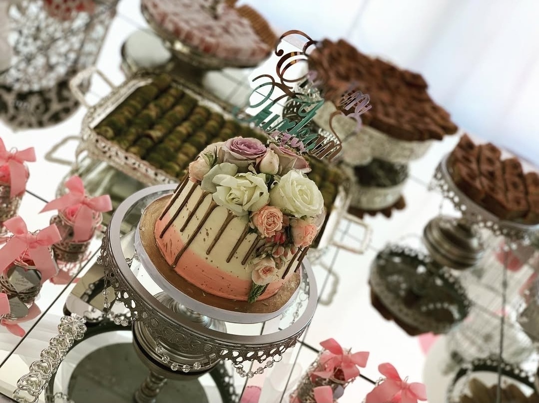 Ljummen chokladbrownie hemagjord vaniljglass och jordgubbstopping med mynta