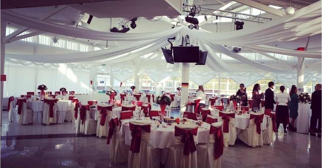 En kväll där jobbet får vila, skratten tar plats och kollegorna möts.