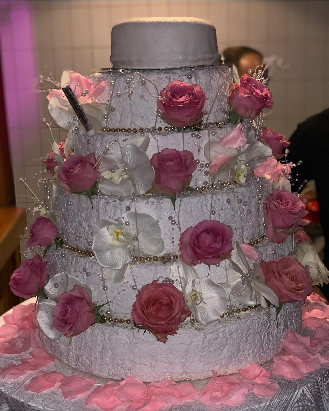 Hallontårta med vit maripan rosa och vita dekorationer