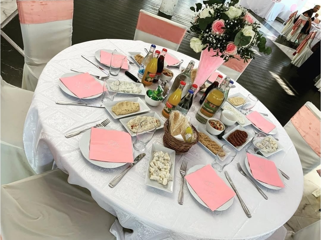 Dukningen går i eleganta nyanser av vitt och rosa och ger en lyxig men samtidigt ungdomlig känsla.