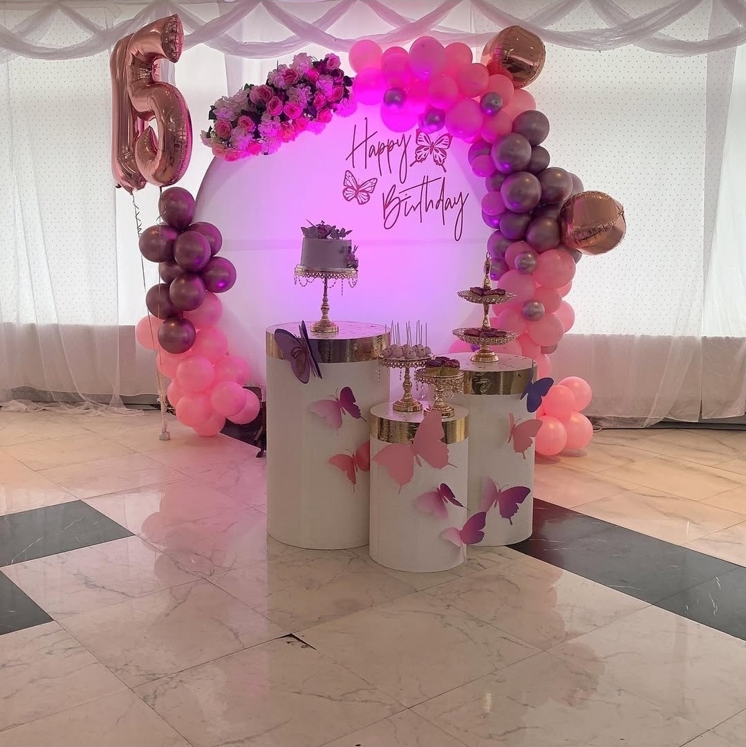 dukning i mjuka rosa och vita toner skapar en vacker och elegant atmosfär.