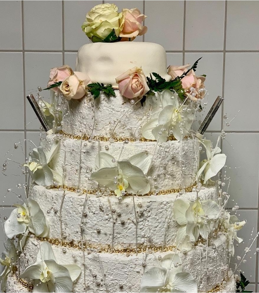 White Lady tårta med ljusa dekorationer